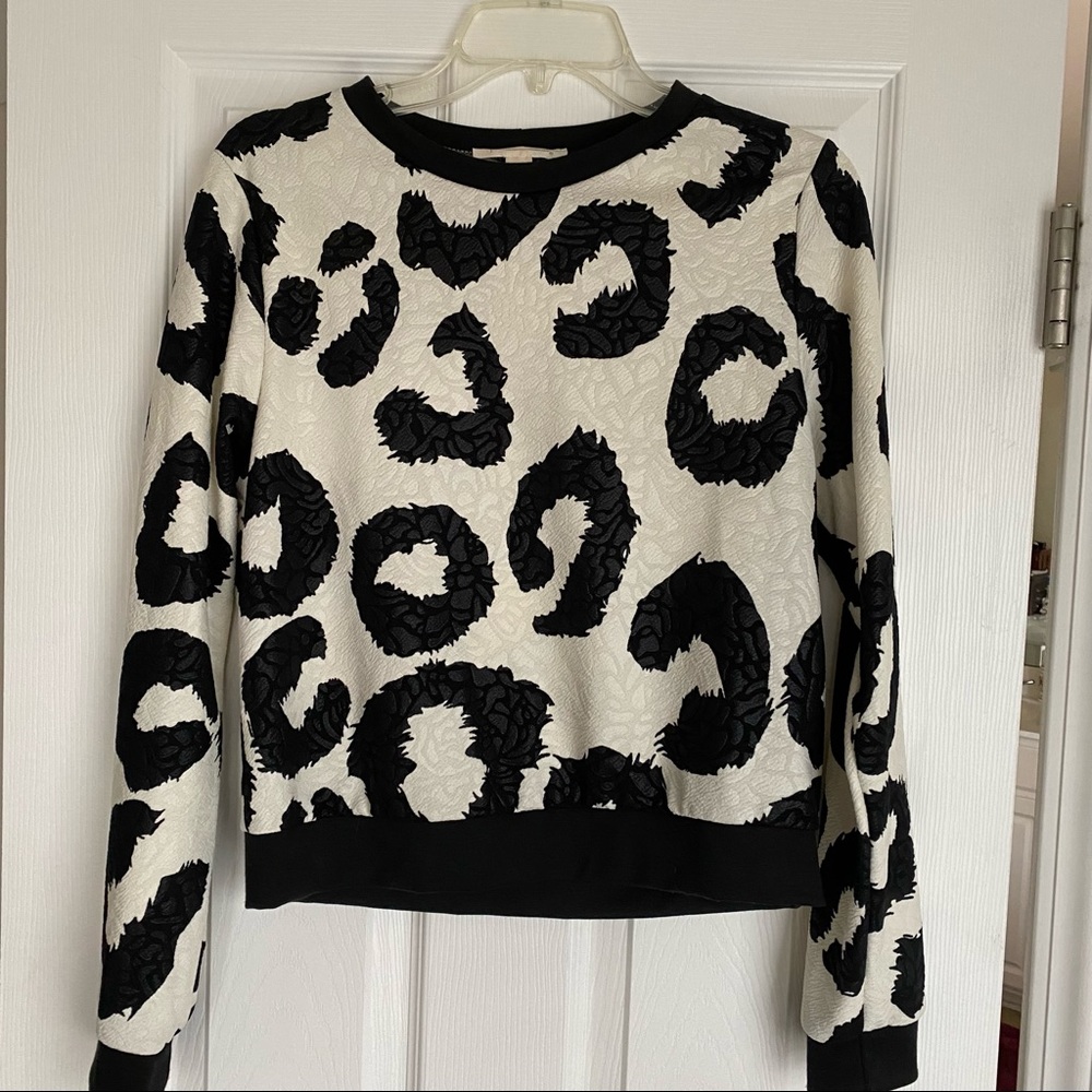 SUPER COMFY Black and white long sleeve.